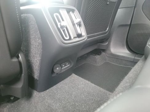 Used 2024 Volvo XC40 B5 Plus image 16