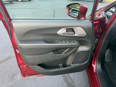 Used 2018 Chrysler Pacifica Touring-L w/ Premium Audio Group image 11