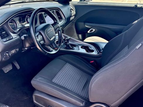 Used 2022 Dodge Challenger SXT image 5
