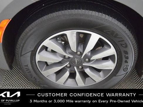 Used 2023 Chrysler Pacifica Touring-L image 21