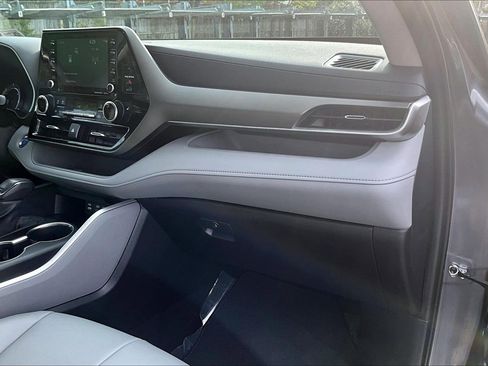 Used 2022 Toyota Highlander XLE image 15