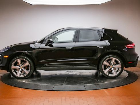 Certified 2023 Porsche Macan AWD/4WD image 2