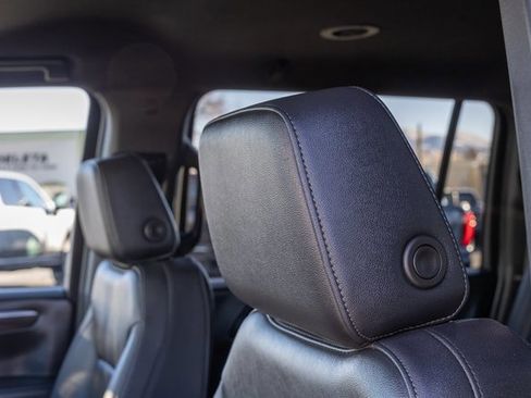 Used 2025 Chevrolet Suburban Z71 image 11