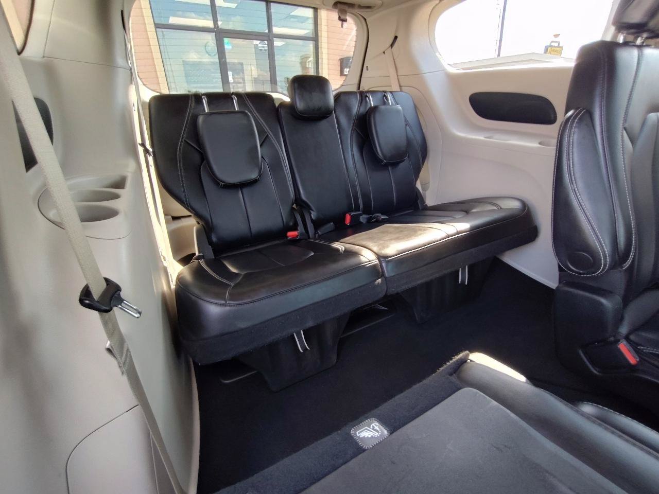 Used 2023 Chrysler Pacifica Touring-L FWD image 46