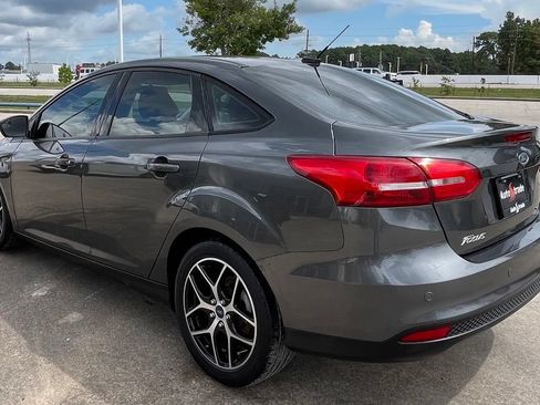 Used 2017 Ford Focus SEL FWD image 4