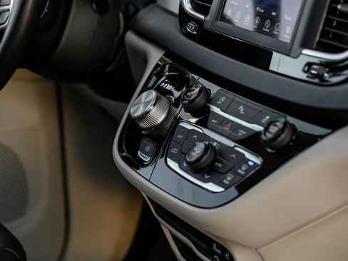 Used 2019 Chrysler Pacifica Touring-L image 30