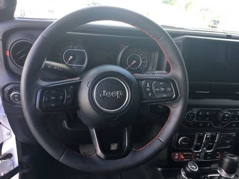 Used 2024 Jeep Gladiator Rubicon w/ Technology Group AWD/4WD image 11