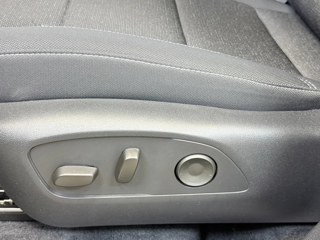Used 2025 Chevrolet Traverse LT FWD image 13