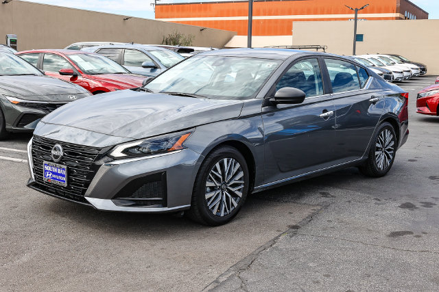 Used 2025 Nissan Altima 2.5 SV FWD image 3