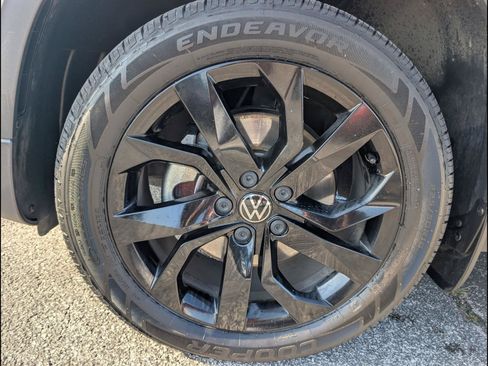 Used 2022 Volkswagen Taos SE FWD image 25