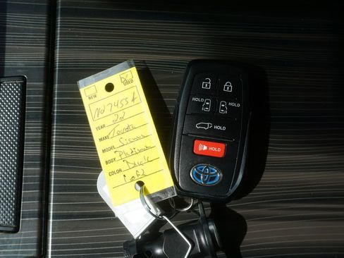 Used 2022 Toyota Sienna Platinum AWD/4WD image 32