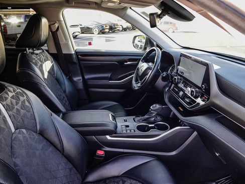 Certified 2024 Toyota Highlander XLE image 20