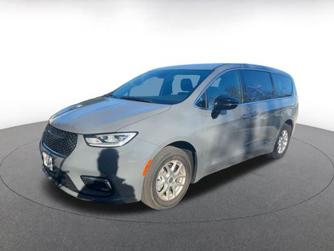 Used 2025 Chrysler Pacifica Select image 4