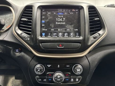 Used 2014 Jeep Cherokee Latitude w/ Comfort/Convenience Group image 12