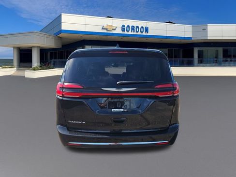 Used 2023 Chrysler Pacifica Touring-L FWD image 4