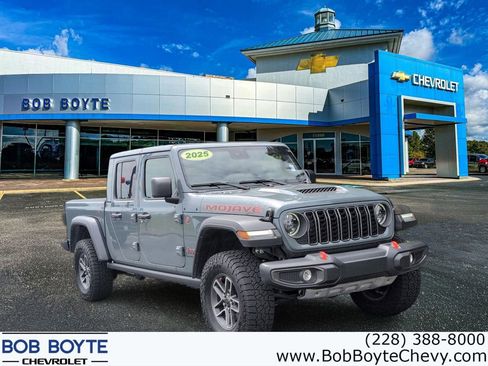Used 2025 Jeep Gladiator Mojave w/ Convenience Group AWD/4WD image 1