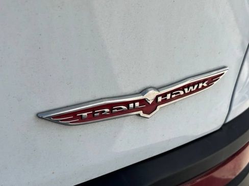 Used 2017 Jeep Cherokee Trailhawk AWD/4WD image 4