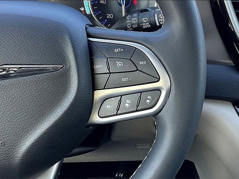 Used 2024 Chrysler Pacifica Touring-L image 19