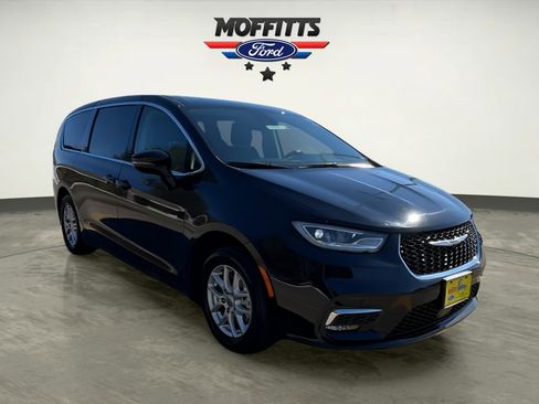 Used 2024 Chrysler Pacifica Touring-L image 7