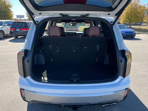 Used 2024 Kia Telluride EX w/ EX Captain's Chair Package image 17