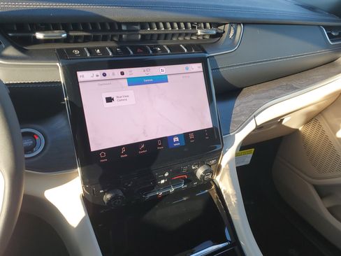 New 2025 Jeep Grand Cherokee Limited image 25