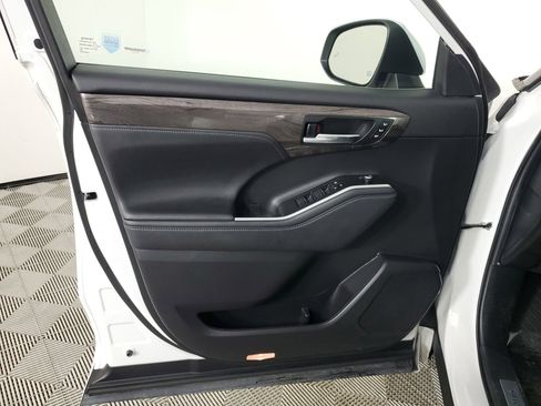 Used 2023 Toyota Highlander Limited FWD image 23