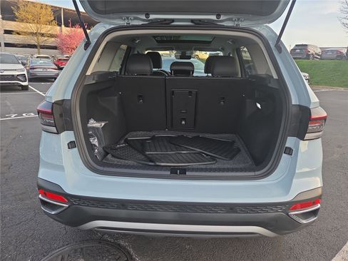 Used 2025 Volkswagen Taos SE w/ Panoramic Sunroof Package image 5