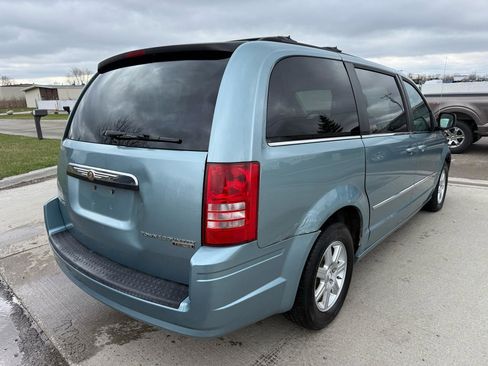 Used 2010 Chrysler Town & Country Touring image 5