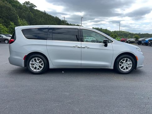 Used 2024 Chrysler Pacifica Touring-L FWD image 4