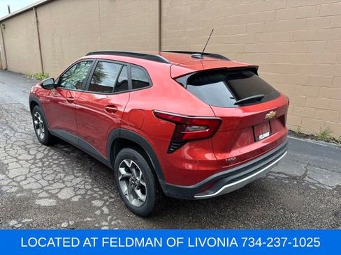 Used 2024 Chevrolet Trax LT w/ Driver Confidence Package FWD image 2