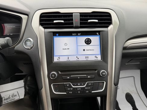 Used 2018 Ford Fusion SE w/ Fusion SE Technology Package FWD image 11