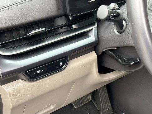 Used 2025 Kia Carnival FWD image 10