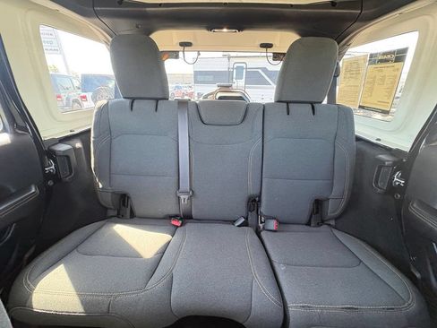 Used 2025 Jeep Wrangler Unlimited Sahara AWD/4WD image 29