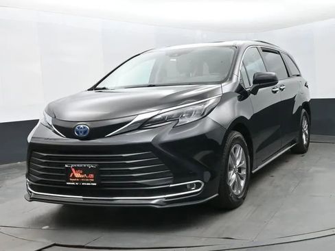 Used 2024 Toyota Sienna XLE FWD image 1