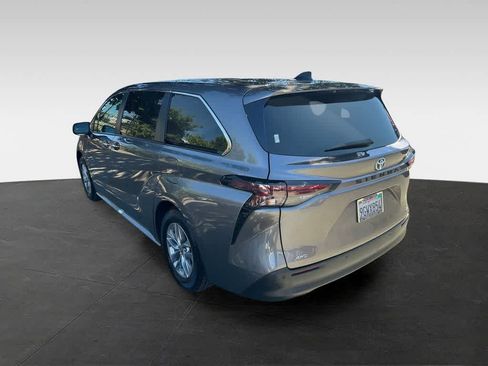 Used 2023 Toyota Sienna XLE AWD/4WD image 4