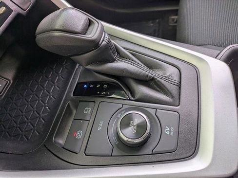 Used 2021 Toyota RAV4 LE image 14