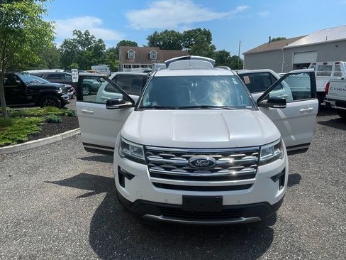 Used 2018 Ford Explorer XLT w/ Equipment Group 202A AWD/4WD image 31