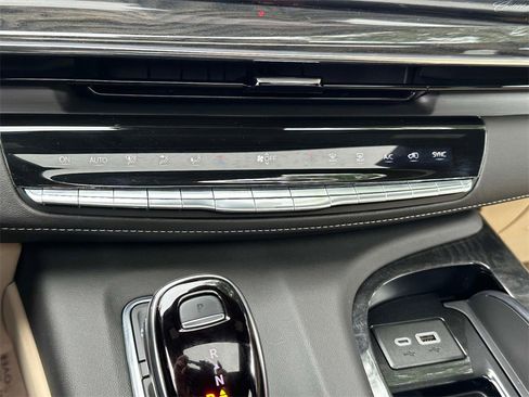 Used 2024 Cadillac Escalade Premium Luxury image 30