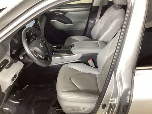 Used 2024 Toyota Highlander Platinum AWD/4WD image 32