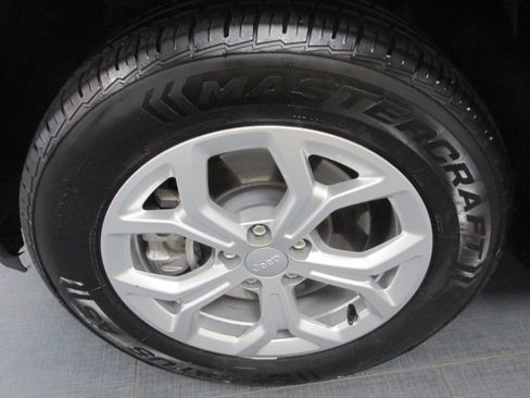 Used 2024 Jeep Compass Latitude image 14