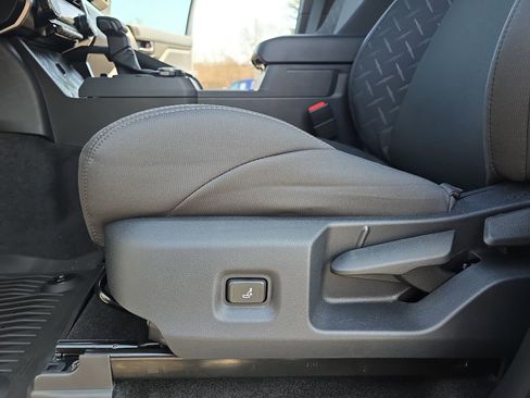 Used 2025 Toyota Tacoma SR5 AWD/4WD image 29