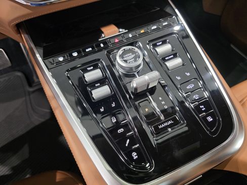 Used 2025 Aston Martin DBX 707 image 15