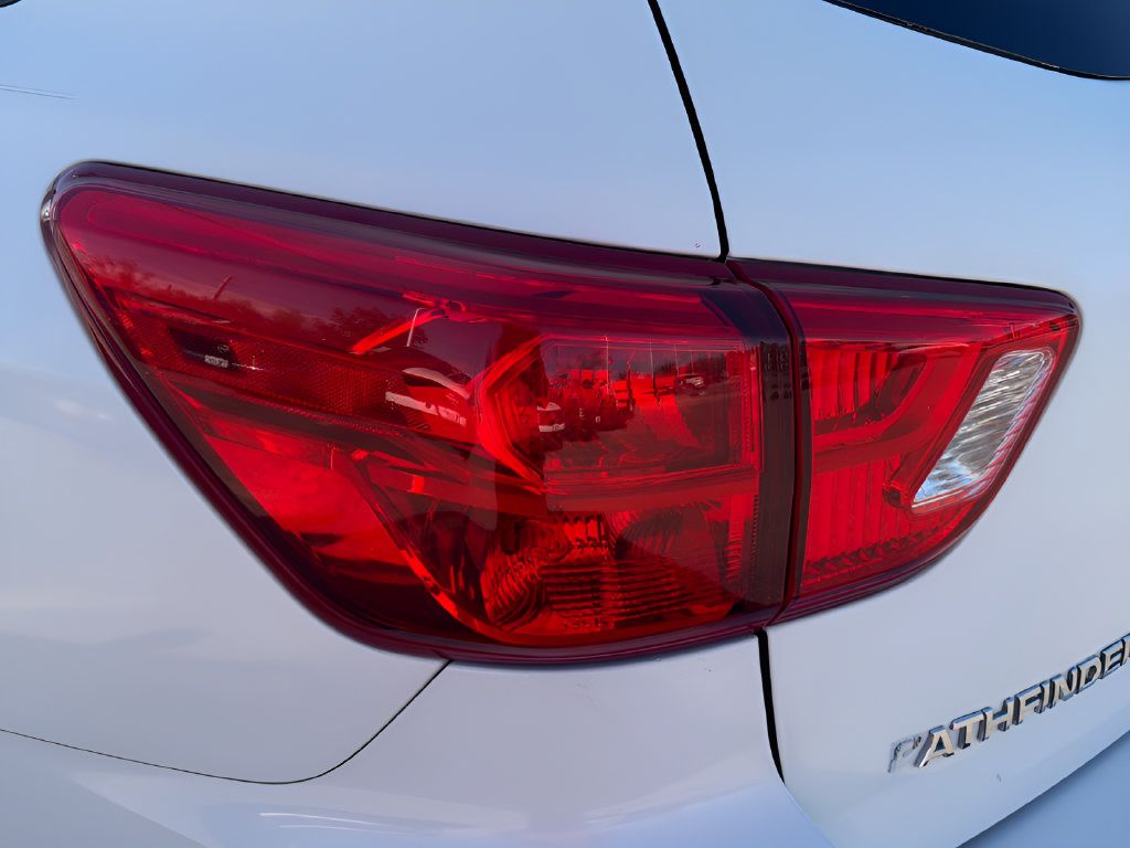 Used 2019 Nissan Pathfinder S FWD image 33