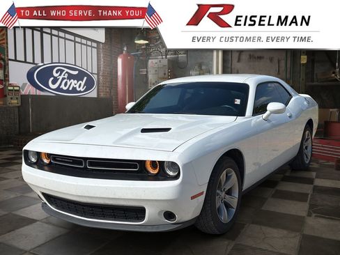 Used 2019 Dodge Challenger SXT RWD image 1