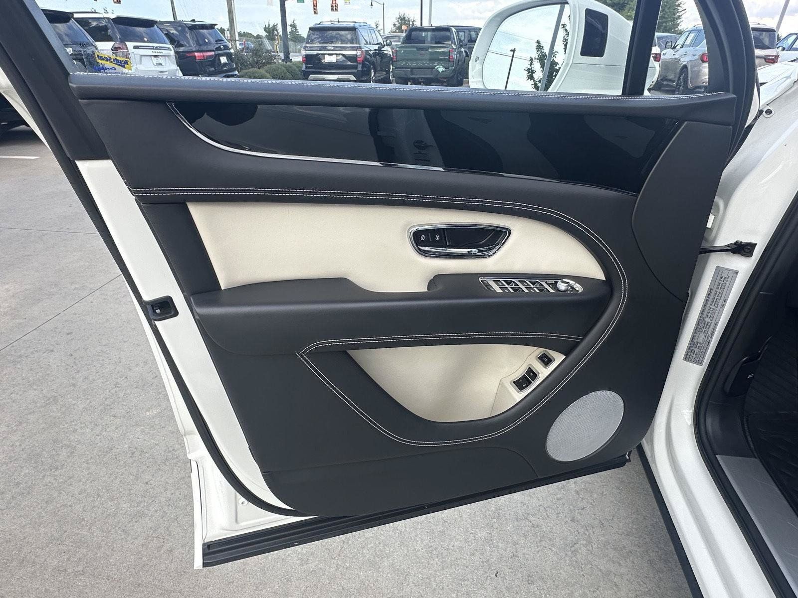 Used 2023 Bentley Bentayga AWD/4WD image 10