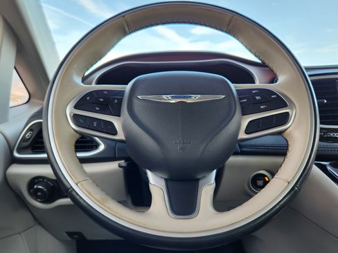Used 2020 Chrysler Pacifica Limited FWD image 22