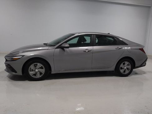 Used 2025 Hyundai Elantra SE FWD image 2