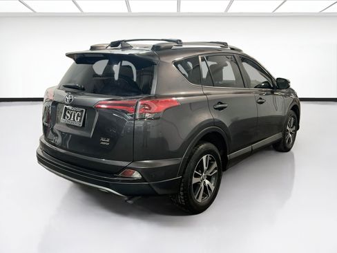Used 2018 Toyota RAV4 XLE AWD/4WD image 4