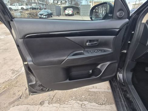 Used 2020 Mitsubishi Outlander ES image 41