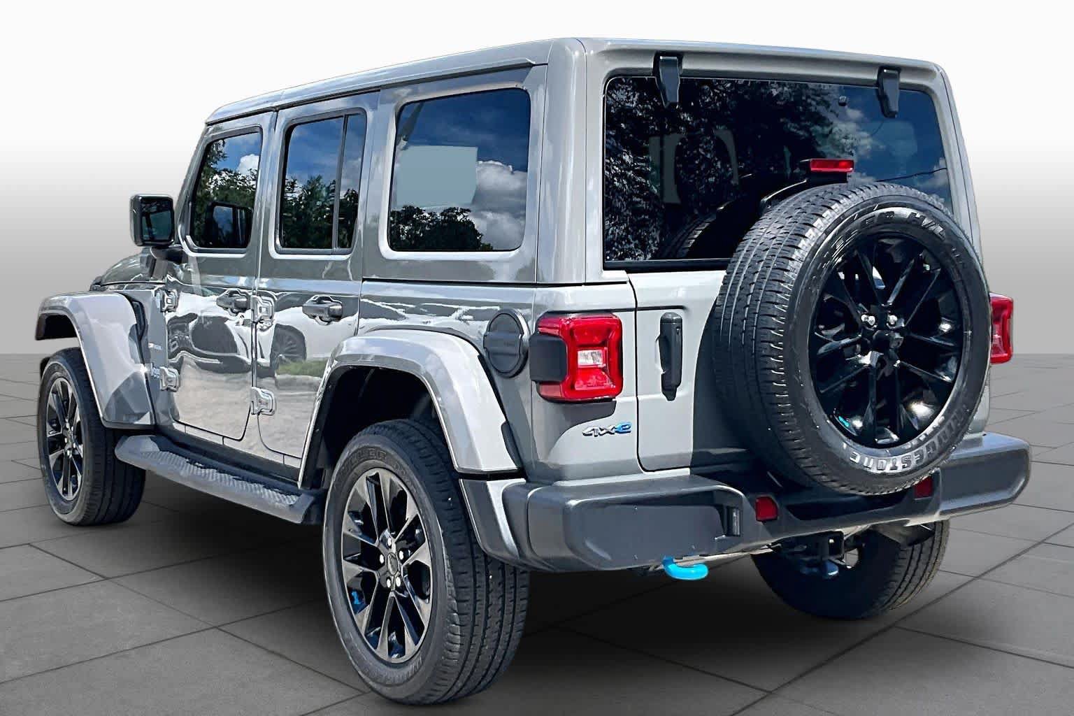 Used 2023 Jeep Wrangler Unlimited Sahara w/ Cold Weather Group AWD/4WD image 11